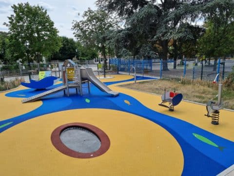 Aire de jeux en EPDM avec des motifs sur le thème de la mer