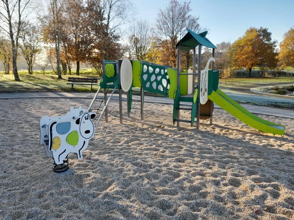 Aire de jeux avec un sol en gravillons roulés