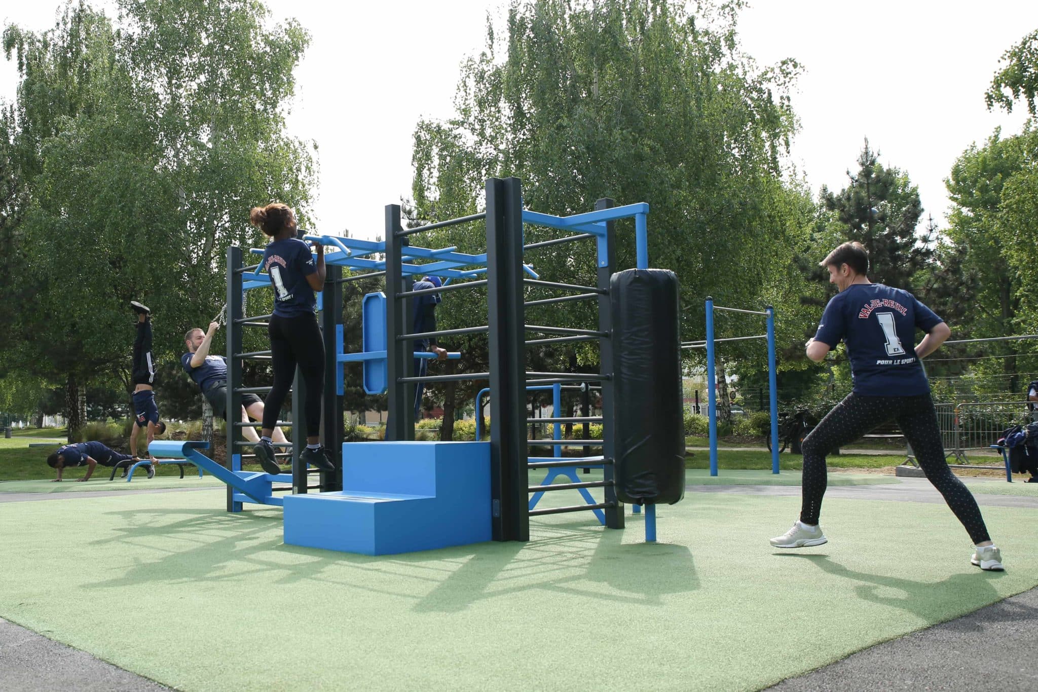 Sportifs en action sur laire de fitness de Val en Reuil