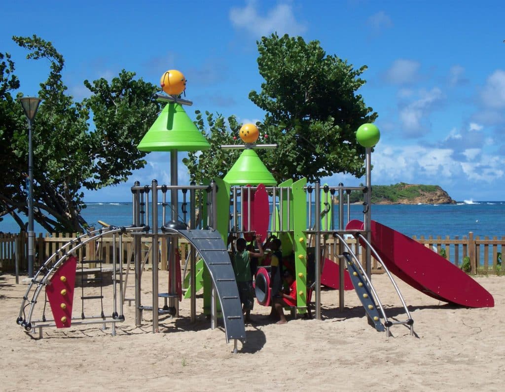 Aire de jeux avec un sol en sable