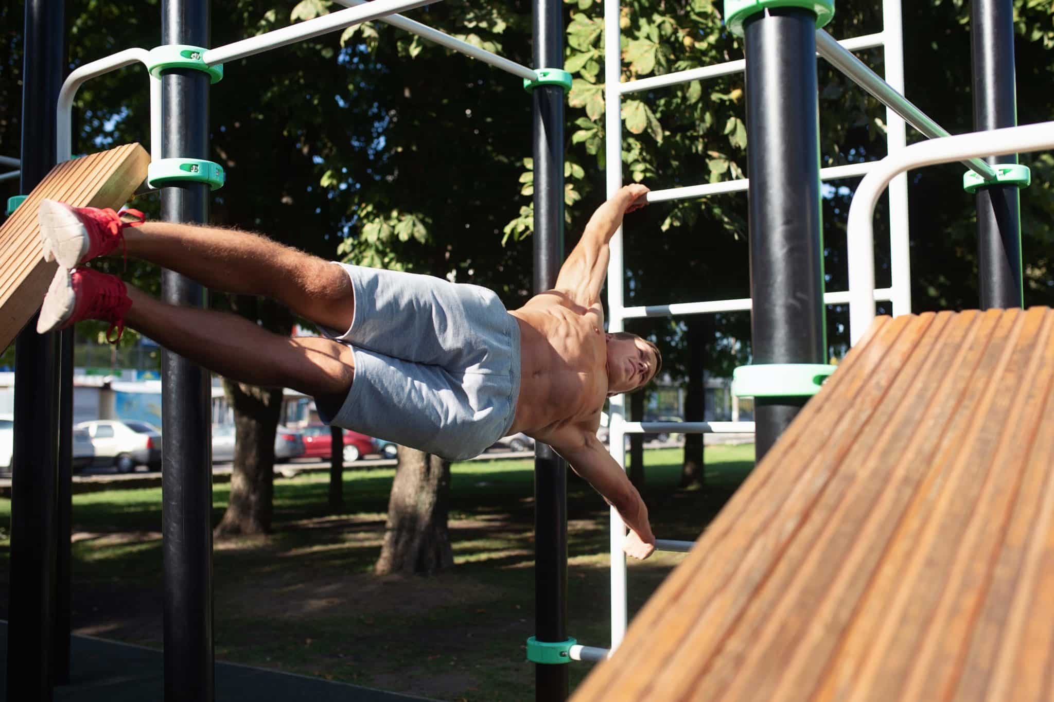 Sportif exerçant la figure du human flag