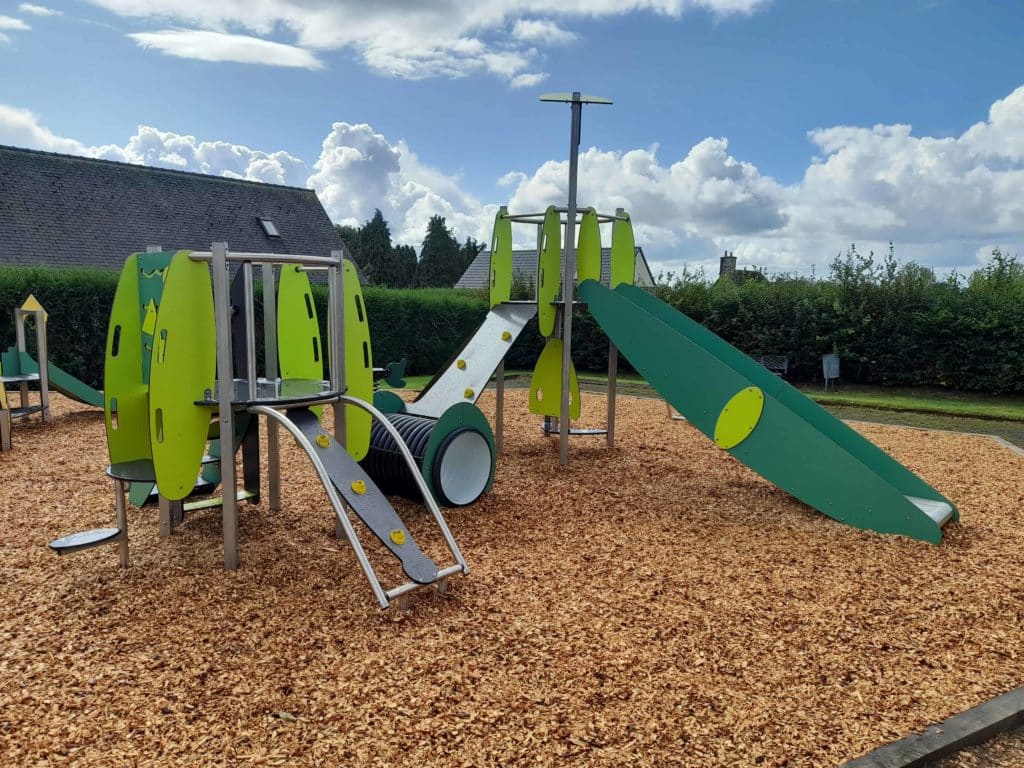 Aire de jeux avec sol en copeaux de bois