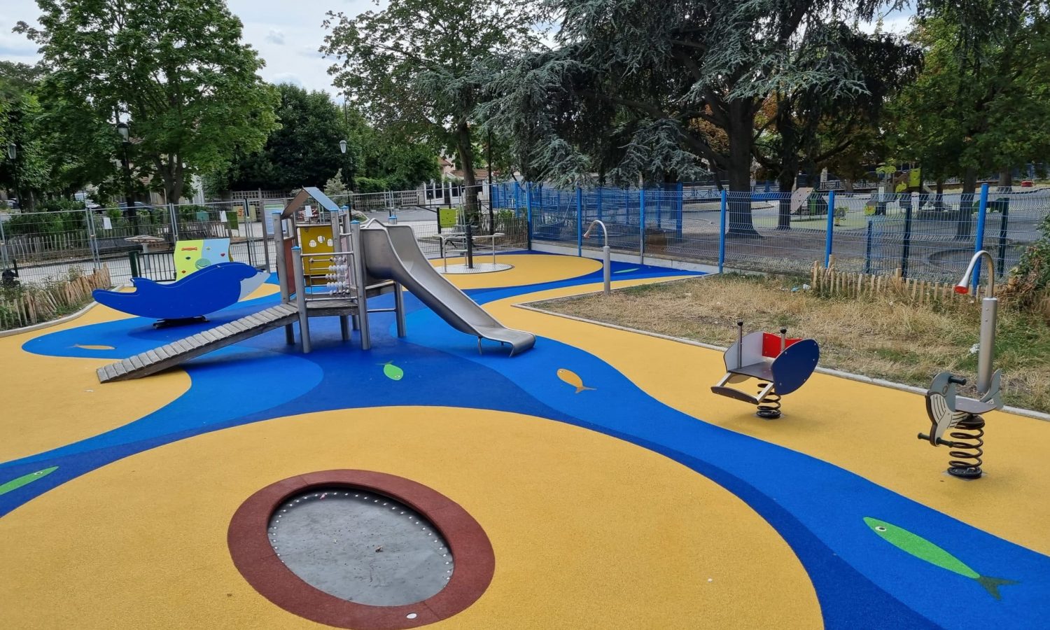 Aire de jeux en EPDM avec des motifs sur le thème de la mer